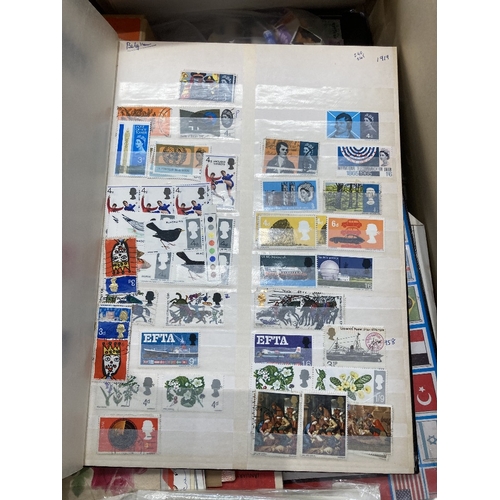 90 - STAMPS : Glory box of various stamps albums etc