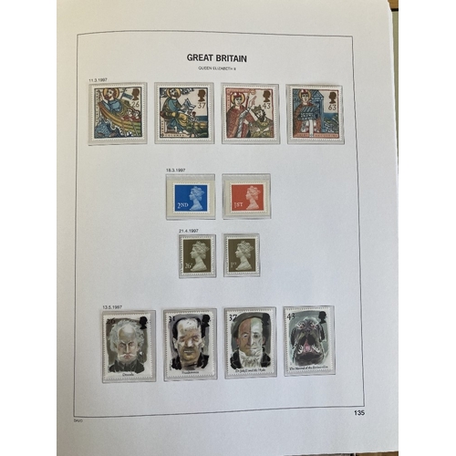 119 - STAMPS GREAT BRITAIN : Four albums of Mint issues up to about 2010 including minisheets , machins et... 