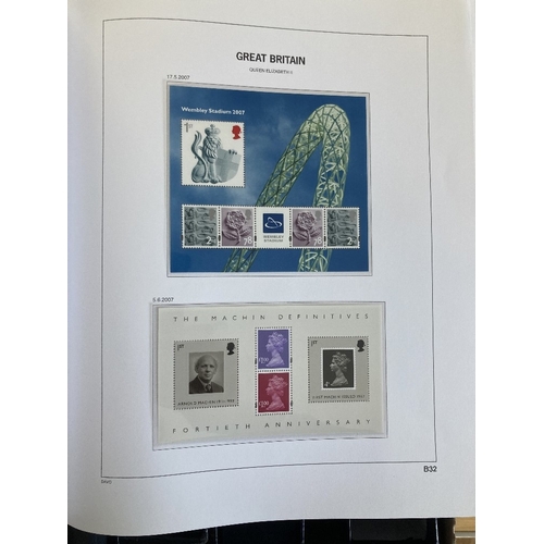 119 - STAMPS GREAT BRITAIN : Four albums of Mint issues up to about 2010 including minisheets , machins et... 