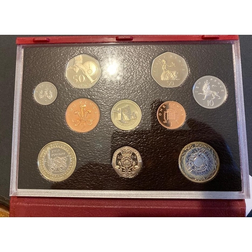 734 - COINS 2004 Year set in special display case with docs