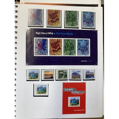 494 - STAMPS NEW ZEALAND A modern mint and used collection in eight binders with issues ranging from 1981 ... 