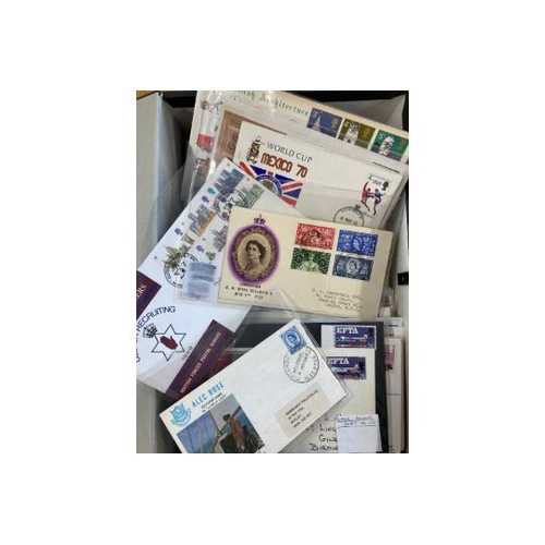 226 - STAMPS FIRST DAY COVERS Box file with First Day Covers, better spotted like 1953 Coronation, 1967 EF... 