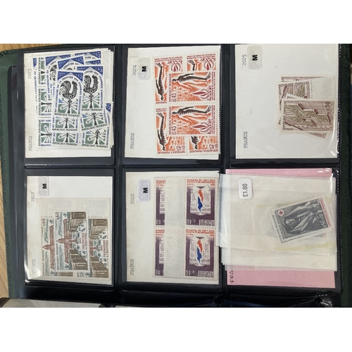 305 - STAMPS FRANCE . Large binder on unmounted mint issues 1966 - 1976, appears to be an ex-dealer stock