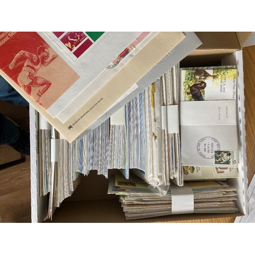 251 - STAMPS AUSTRALIA Box with 694 FDCs with many useful sets with issues up to 2015, including Australia... 