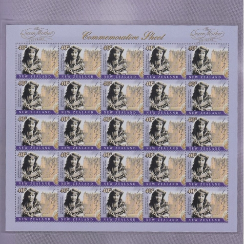 426 - STAMPS NEW ZEALAND 2000 book  