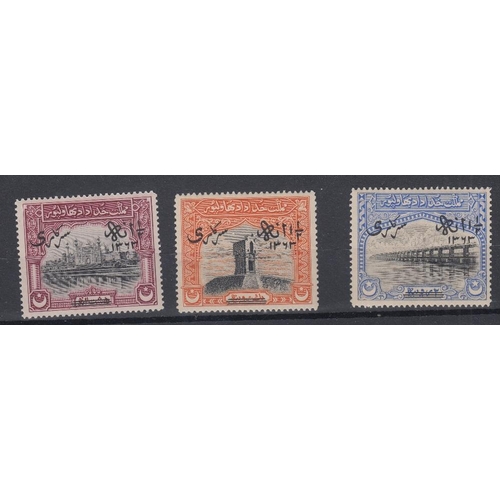 520 - STAMPS PAKISTAN BAHAWALPUR, 1945 Official set of three, fine mounted mint with light usual gum tone ... 