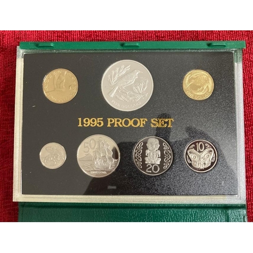 599 - COINS 1995 New Zealand reserve bank proof set with Silver $5 coin (28g)