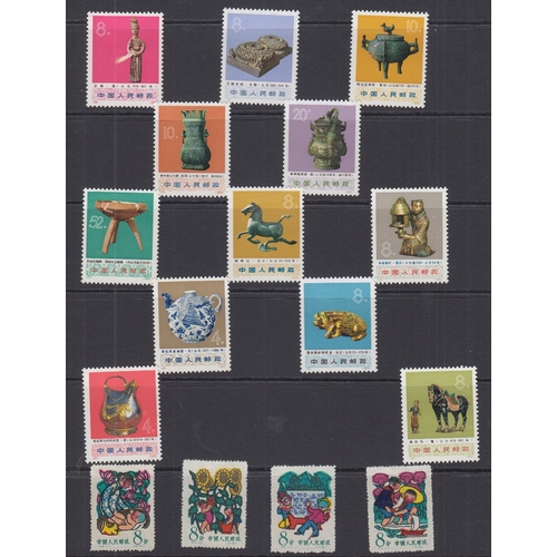 415 - STAMPS CHINA Small accumulation of unmounted mint sets including 1978 Galloping Horses, 1961 Cranes,... 