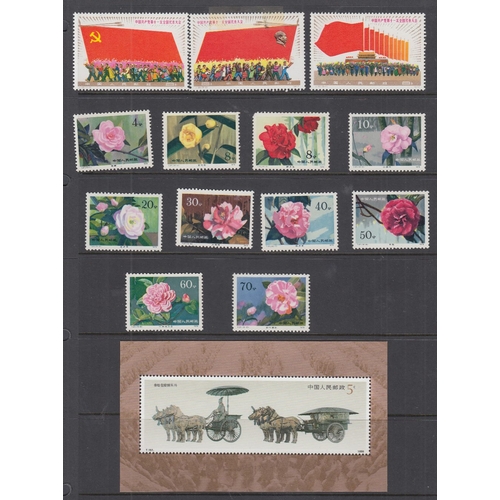 415 - STAMPS CHINA Small accumulation of unmounted mint sets including 1978 Galloping Horses, 1961 Cranes,... 