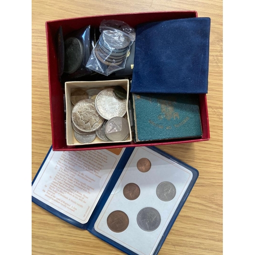 685 - COINS Small collection of mixed coins including 1922 Peace Dollar, 1967 10fr coins, 1951 Festival co... 