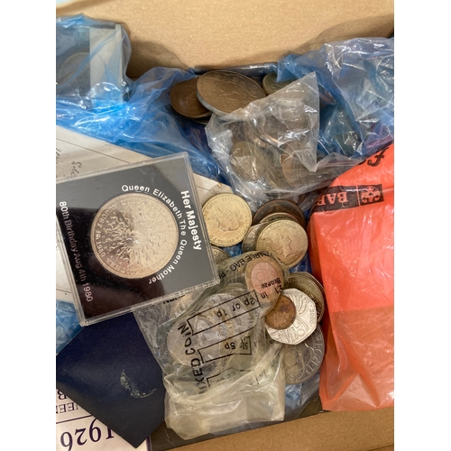 197 - Mixed box of coins including some coin sets plus older coinage , UK and some World, £2 and £5 coins ... 