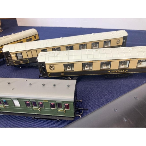 51 - Model Trains: Hornby railway carriages, two of which from Bournemouth Belle series, all in good cond... 