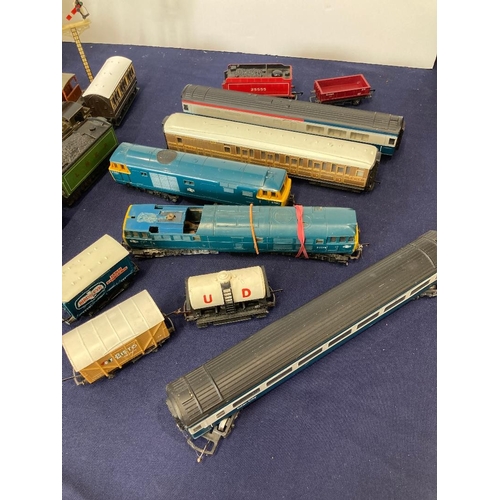 55 - Used model trains, mainly Hornby, including seven locos, 6 carriages, 10 various wagons, tenders etc... 