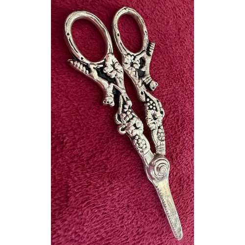 178 - White metal grape shears in original box