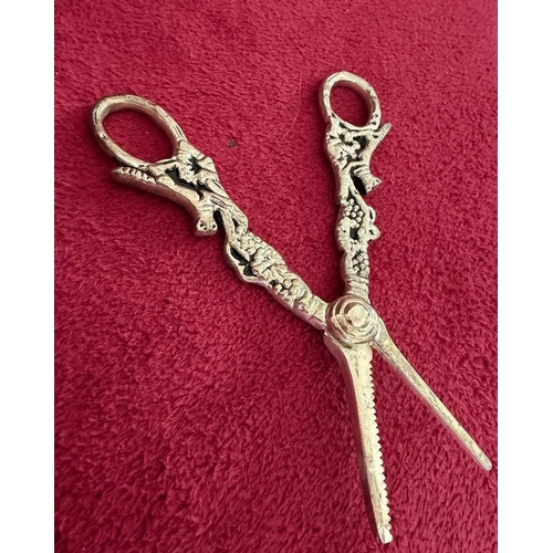 178 - White metal grape shears in original box