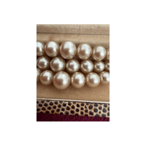64 - Jewellery : Three string pearl necklace with silver clasp