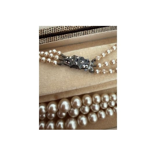 64 - Jewellery : Three string pearl necklace with silver clasp