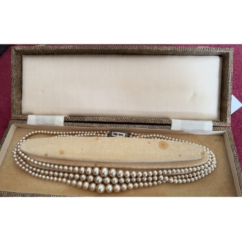 64 - Jewellery : Three string pearl necklace with silver clasp