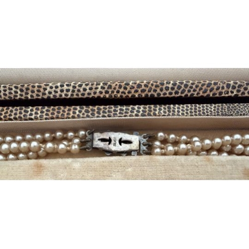64 - Jewellery : Three string pearl necklace with silver clasp