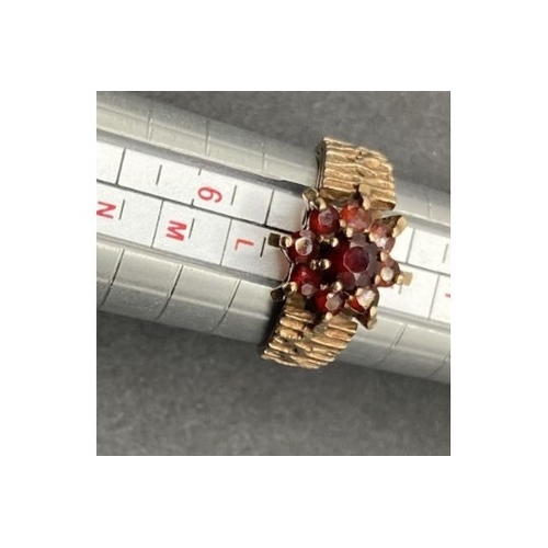 16 - Jewellery 9ct GOLD ring with red stones possibly garnets 2.7g      PLEASE MAKE SURE YOU READ TERMS A... 