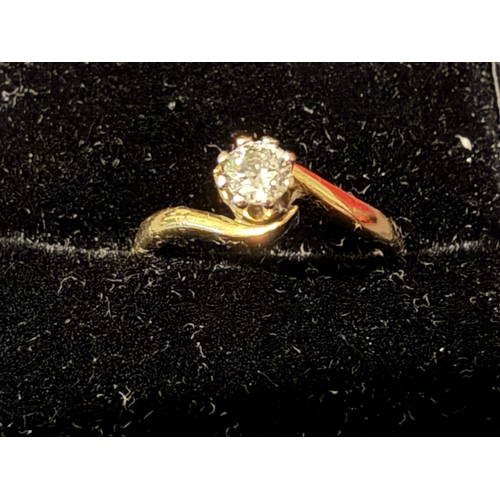 29 - JEWELLERY : 18ct Yellow Gold solitaire Diamond ring, 2.83g clear UK hallmark 750, diamond approx 15/... 