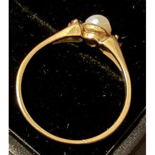 30 - JEWELLERY : 9ct gold ring with single pearl plus dark stone and a missing stone Size O total weight ... 