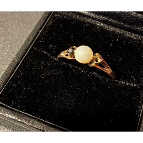 30 - JEWELLERY : 9ct gold ring with single pearl plus dark stone and a missing stone Size O total weight ... 