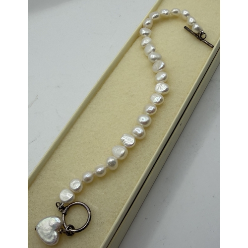33 - Jewellery : Pearl Bracelet with silver clasp, all pearls natural and un-even       PLEASE MAKE SURE ... 