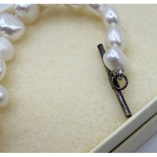 33 - Jewellery : Pearl Bracelet with silver clasp, all pearls natural and un-even       PLEASE MAKE SURE ... 