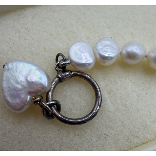 33 - Jewellery : Pearl Bracelet with silver clasp, all pearls natural and un-even       PLEASE MAKE SURE ... 