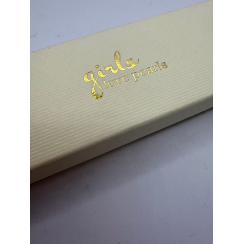 33 - Jewellery : Pearl Bracelet with silver clasp, all pearls natural and un-even       PLEASE MAKE SURE ... 