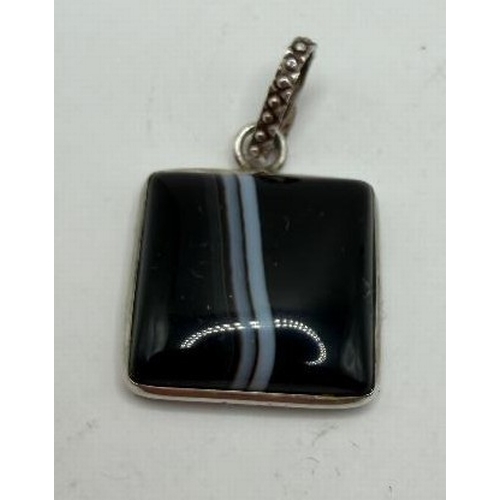 39 - JEWELLERY : SILVER and Agate pendant, possibly continental