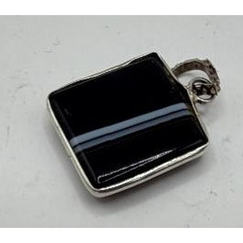 39 - JEWELLERY : SILVER and Agate pendant, possibly continental