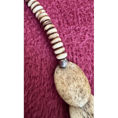 42 - Jewellery : Polished bone effect necklace