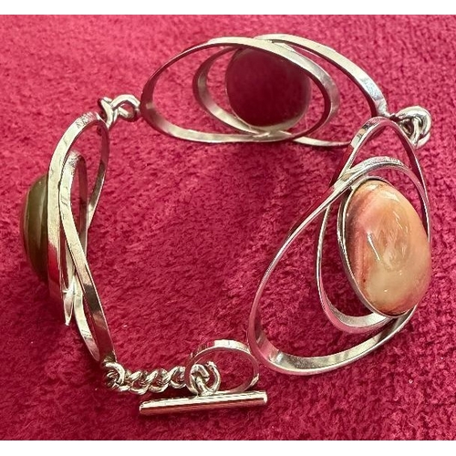 43 - Jewellery : Ladies fashion bracelet white metal with large stones