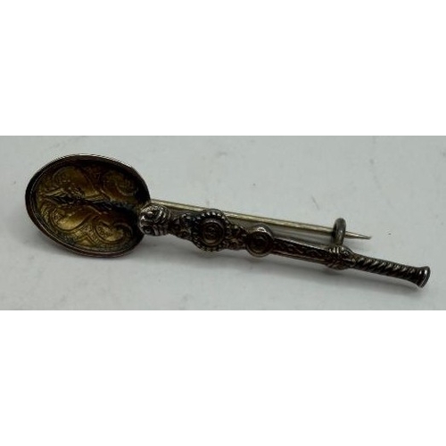 45 - JEWELLERY : Small SILVER Anointing spoon brooch for Coronation 1952 (2.96g) gilding rubbing off