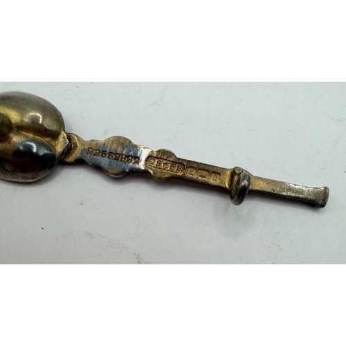 45 - JEWELLERY : Small SILVER Anointing spoon brooch for Coronation 1952 (2.96g) gilding rubbing off