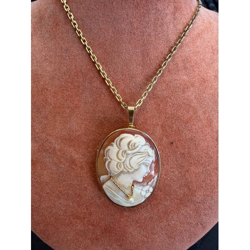 11 - Jewellery : 9ct Gold cased Cameo broach/pendant with clearly marked 9ct Gold chain, best we have see... 
