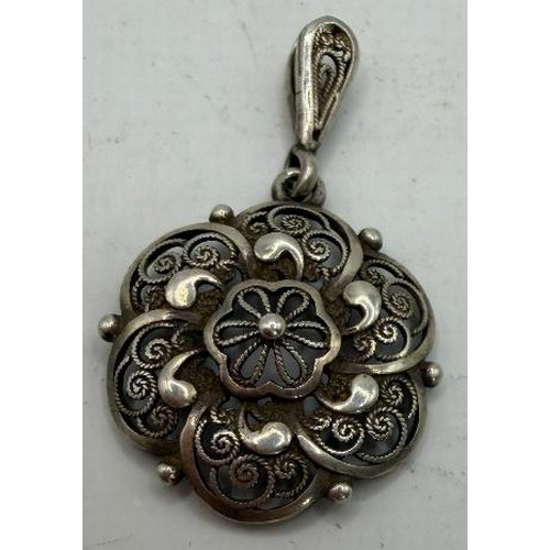 53 - Jewellery: Small attractive vintage silver pendant (1.9g)