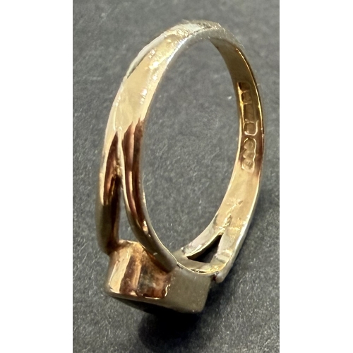 5 - Jewellery : Attractive small 9ct Gold ring with dark blue/purple stone 1.6g Size J clear English hal... 