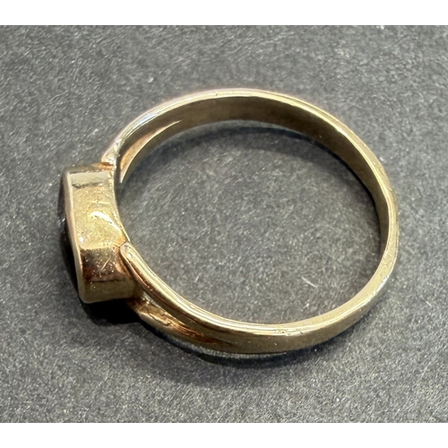 5 - Jewellery : Attractive small 9ct Gold ring with dark blue/purple stone 1.6g Size J clear English hal... 