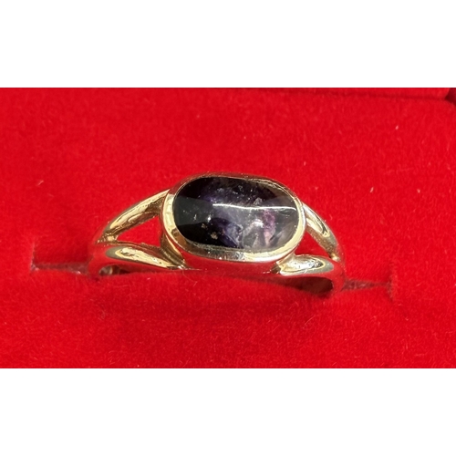 5 - Jewellery : Attractive small 9ct Gold ring with dark blue/purple stone 1.6g Size J clear English hal... 