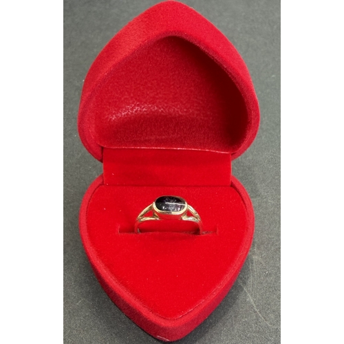5 - Jewellery : Attractive small 9ct Gold ring with dark blue/purple stone 1.6g Size J clear English hal... 