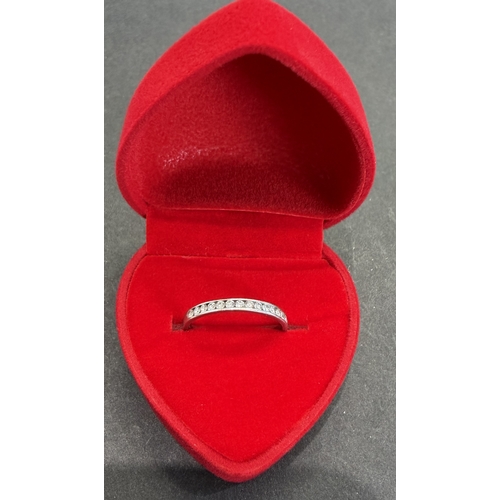 9 - Jewellery : Very fine 18ct White Gold and Diamond ring Size L 1.96g, very clear English 750 hallmark... 