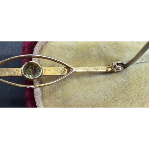 13 - Jewellery : Vintage 9ct Gold broach in original retailers box, central green stone 2g      PLEASE MA... 