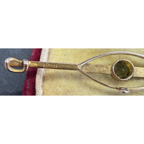 13 - Jewellery : Vintage 9ct Gold broach in original retailers box, central green stone 2g      PLEASE MA... 