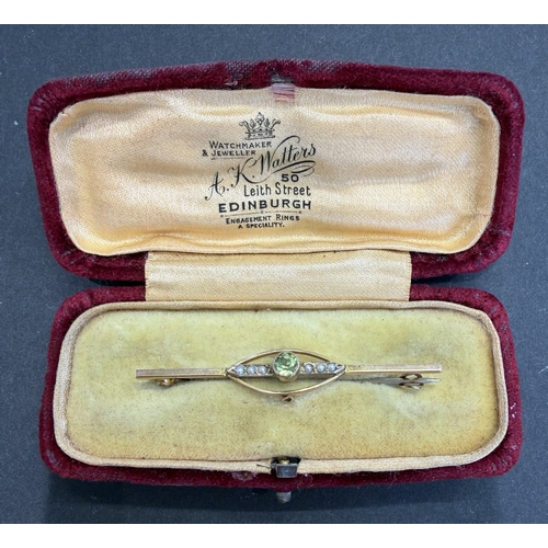 13 - Jewellery : Vintage 9ct Gold broach in original retailers box, central green stone 2g      PLEASE MA... 