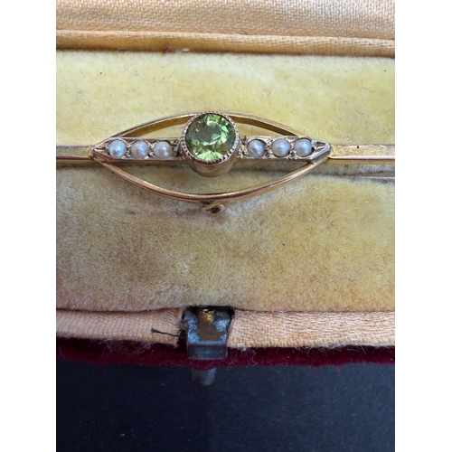 13 - Jewellery : Vintage 9ct Gold broach in original retailers box, central green stone 2g      PLEASE MA... 