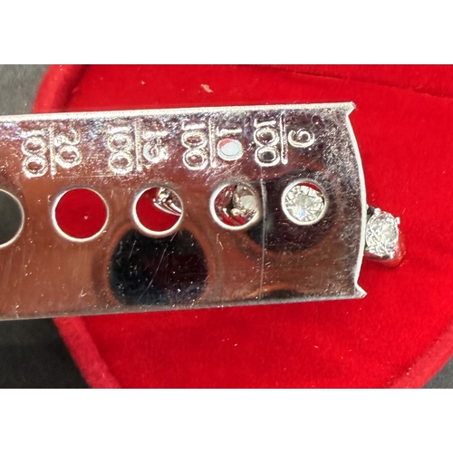 10 - Jewellery : 18ct Gold ring with 7 large diamonds (tested), ring not hallmarked but tests as 18ct, Si... 