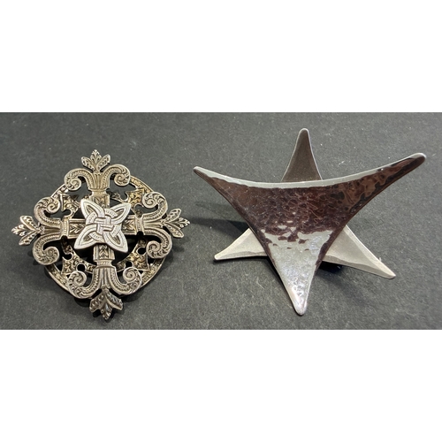 51 - Jewellery : Pair of vintage white metal broach's possible continental design